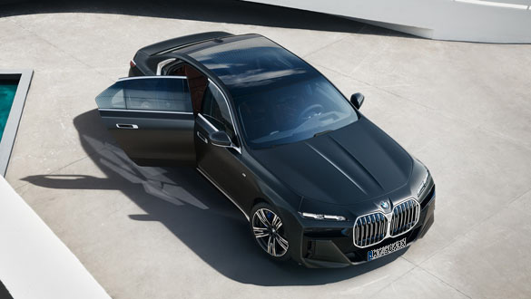 Płynne linie i monolityczne powierzchnie.