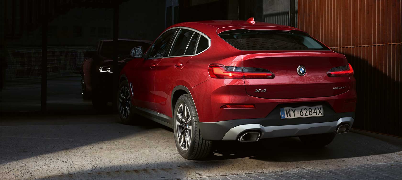 W BMW X4 radość z jazdy jest gwarantowana. To model, który prezentuje się progresywnie w każdym calu. Suwerenny, nowoczesny i ze sportowym charakterem, wyraźnie i mocno odcina się od drogi.