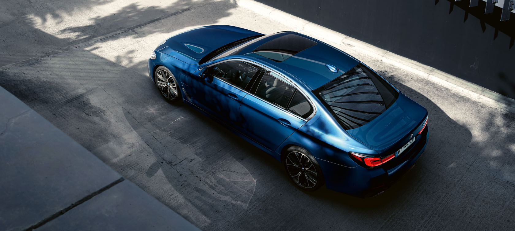 PREMIUM SELECTION. Nieieskie BMW na ulicy